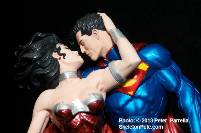 superman and wonder woman kiss